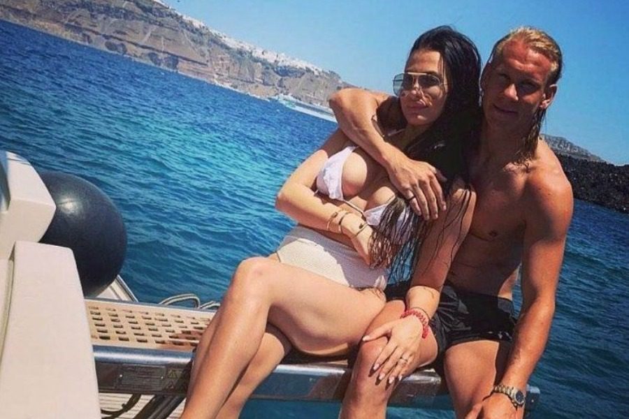 Η καυτή σύντροφος του Βίντα έρχεται να… κολάσει τα ελληνικά γήπεδα