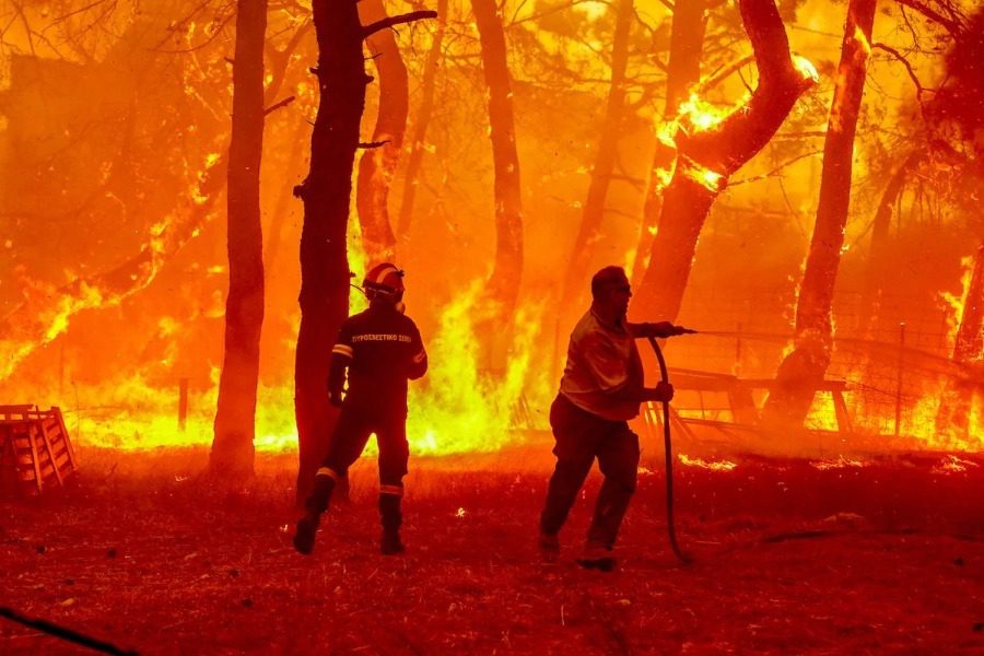 Λέσβος: Μαίνεται η πυρκαγιά