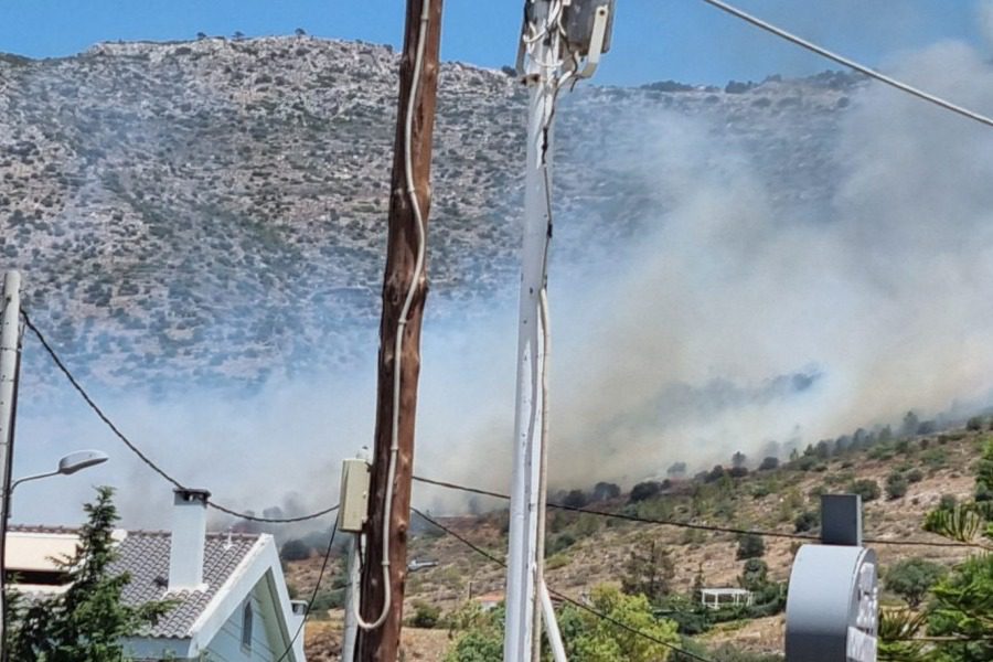 Γλυφάδα: Φωτιά ξέσπασε στις παρυφές του Υμηττού