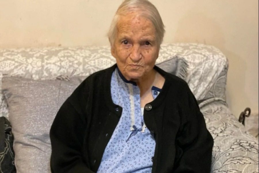 Βόλος: Γιαγιά 106 ετών εμβολιάστηκε για τον κορωνοϊό - Είχε μία μόνο απορία - Ολοκλήρωσε τον εμβολιασμό της κατ' οίκον