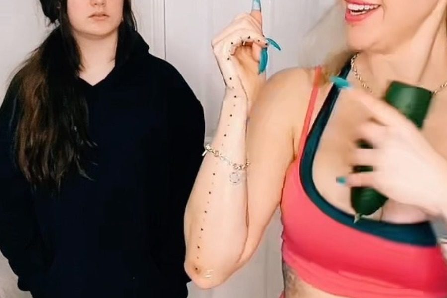 Βρετανίδα έκανε τατουάζ... χάρακα για να μετράει το μέγεθος των συντρόφων της