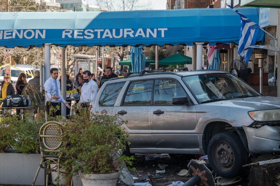 ΗΠΑ: Αυτοκίνητο έπεσε σε ελληνικό εστιατόριο ‑ 2 νεκροί και 9 τραυματίες