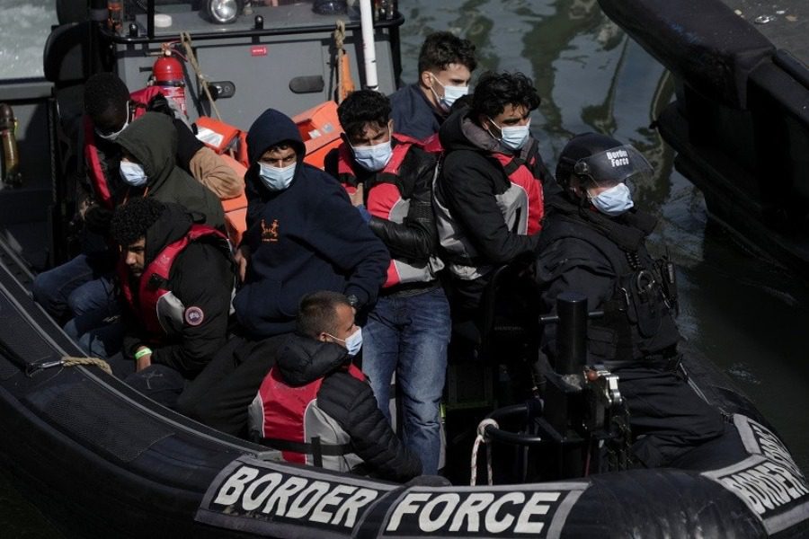 Η αυξανόμενη οργή στη Βρετανία και τα «σκληρά» σχέδια για την επιστροφή των Αλβανών που φτάνουν με βάρκες