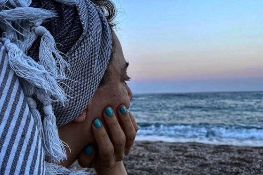 Kορμάρα η Δήμητρα Παπαδοπούλου, ποζάρει στη θάλασσα