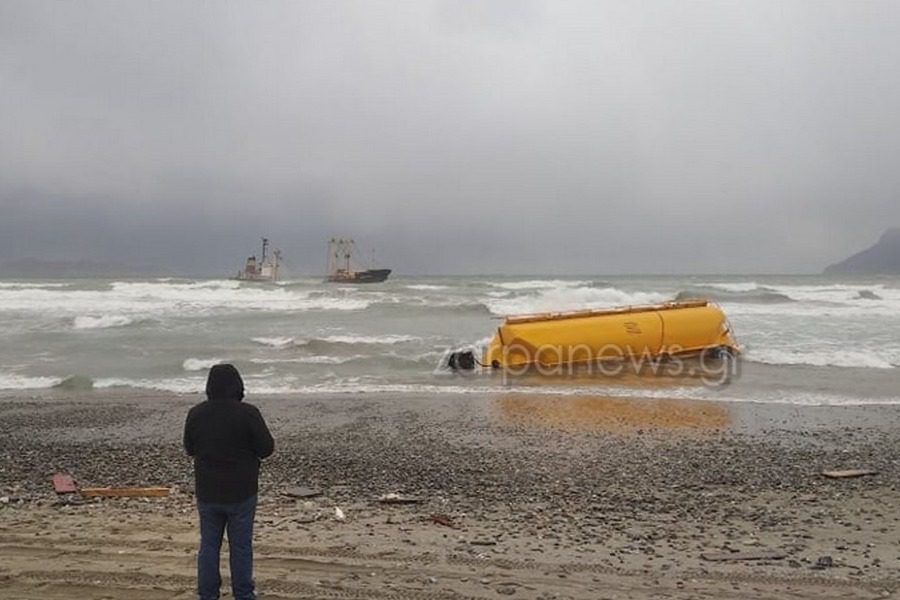 Κακοκαιρία Ελπίδα: Καράβι «έσπασε στα δύο» από τους ανέμους  - Στο Νοσοκομείο Χανίων δύο μέλη του πληρώματος – Φόβοι για τα καύσιμα