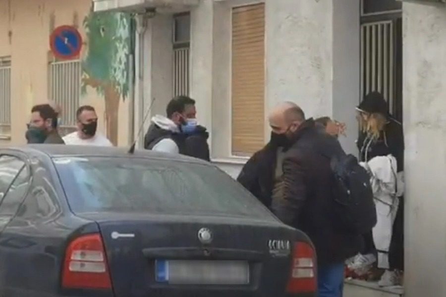 Ναρκωτικά χάπια και ζωγραφιές της Τζωρτζίνας στο σπίτι του Μάνου και της Ρούλας