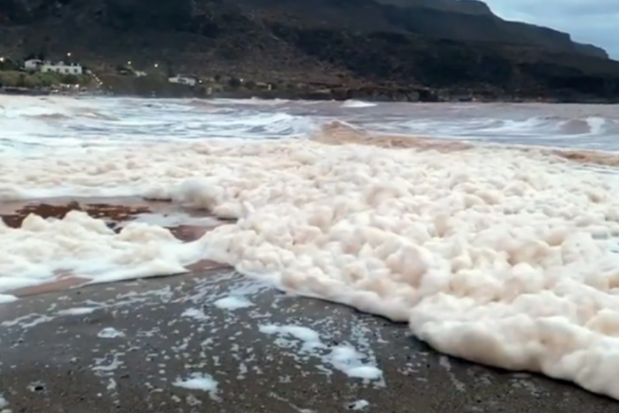 Κρήτη: Γιατί άφρισε η θάλασσα μετά την κακοκαιρία
