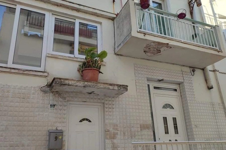 Αιγάλεω: Πέταξε τα ανίψια της από το μπαλκόνι και μετά τα «στόχευσε» με γλάστρες