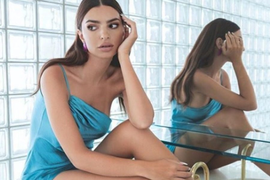 Έμιλι Ρατακόφσκι: Ποζάρει ολόγυμνη στο σαλόνι του σπιτιού της