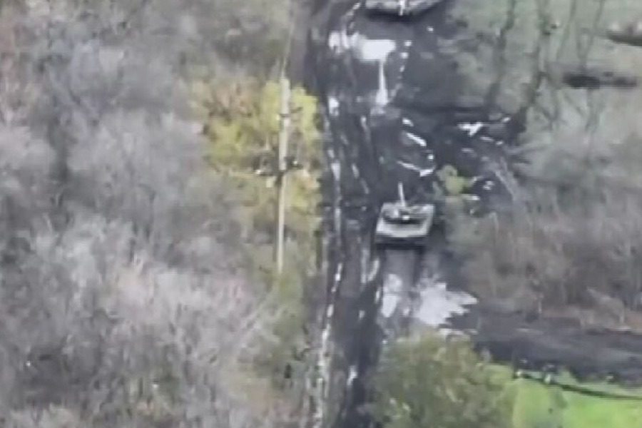 Η στιγμή που Ουκρανός αλεξιπτωτιστής βγαίνει από το δάσος και καταστρέφει ρωσικό τανκ