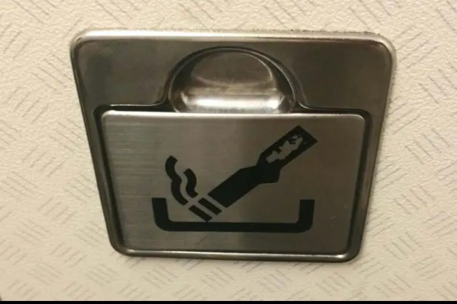 Γιατί στα αεροπλάνα υπάρχουν ακόμα τασάκια ενώ το κάπνισμα απαγορεύεται;