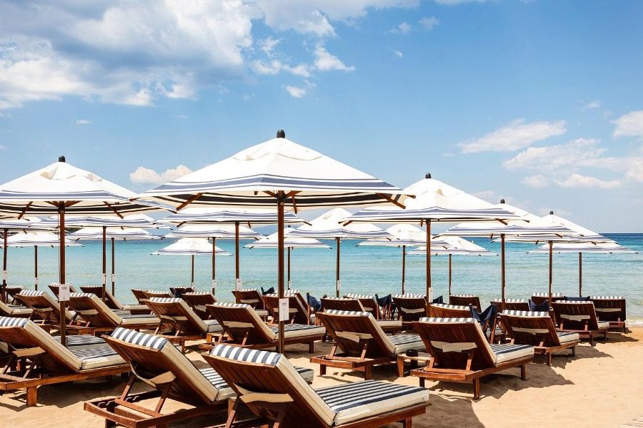 7 Beach Bars της Αττικής και πόσο κοστίζει η ξαπλώστρα 