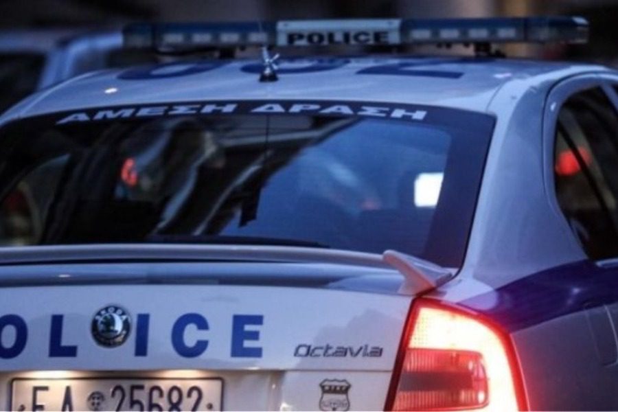 Ανδρας έπεσε με το αυτοκίνητό του σε τζαμαρία εμπορικού κέντρου στο Αιγάλεω