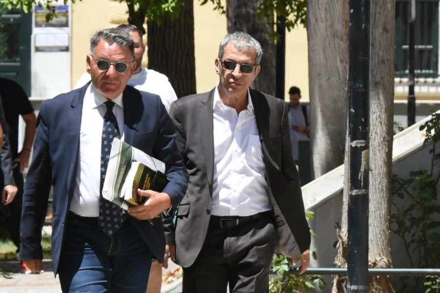 Θέμης Αδαμαντίδης: Στα δικαστήρια με τον Κούγια και χαμογελαστός ο γνωστός τραγουδιστής