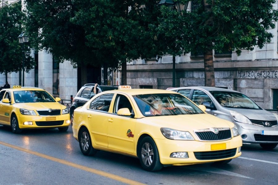 Σήμερα έμαθα: Πότε και γιατί τα ταξί της Αθήνας έγιναν κίτρινα;