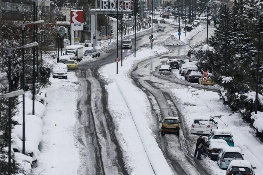 Χιόνια στην Αθήνα: Ποιοι δρόμοι είναι κλειστοί, σε ποιους η κυκλοφορία γίνεται με αλυσίδες