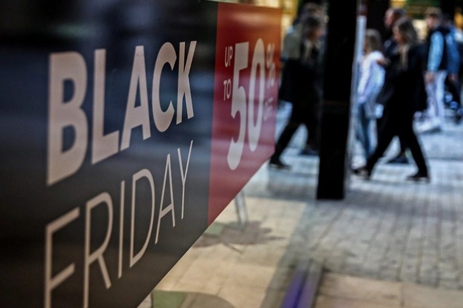 Πανικός στα μαγαζιά για τη Black Friday ‑ Ουρές έξω από τα καταστήματα