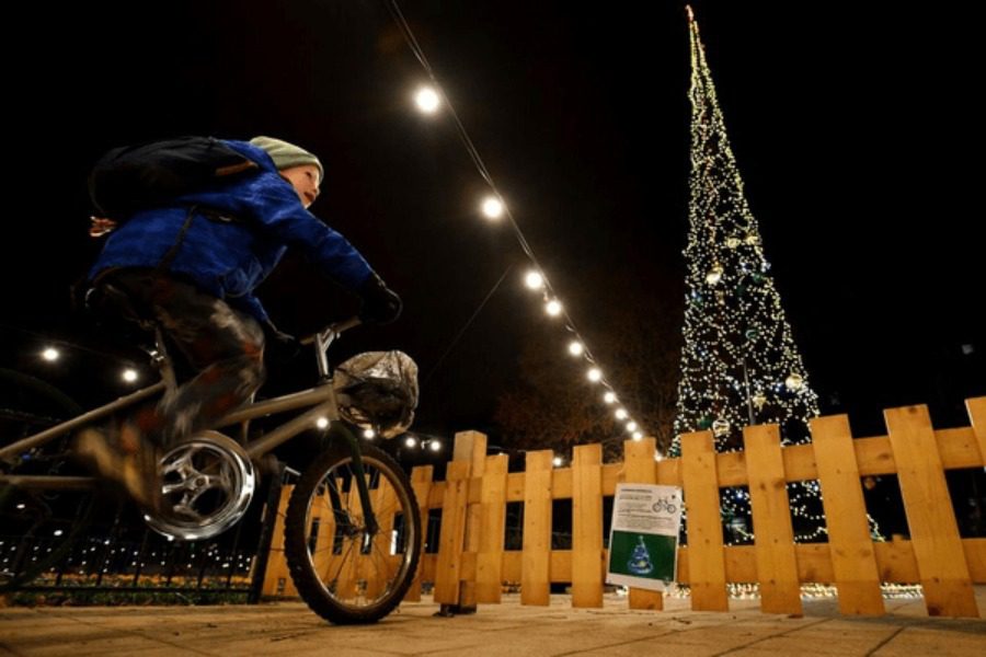 Βουδαπέστη: Ανθρωποι κάνουν ποδήλατο για να φωτίζει το χριστουγεννιάτικο δέντρο - Ο δήμαρχος εφαρμόζει αειφόρα τεχνολογία για τις φετινές γιορτές περιορίζοντας το αυξανόμενο κόστος της ενέργειας
