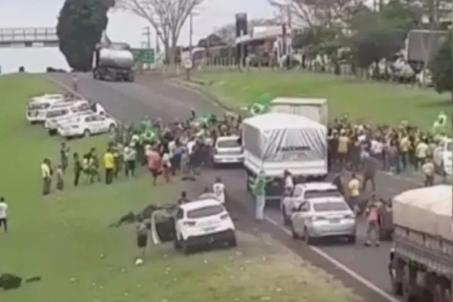 Βραζιλία: Η στιγμή που αυτοκίνητο πέφτει πάνω σε οπαδούς του Μπολσονάρου