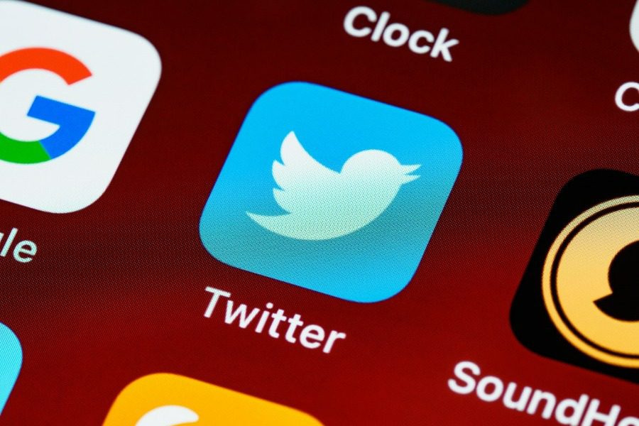 Είναι επίσημο: Ο Έλον Μασκ αγόρασε το Twitter