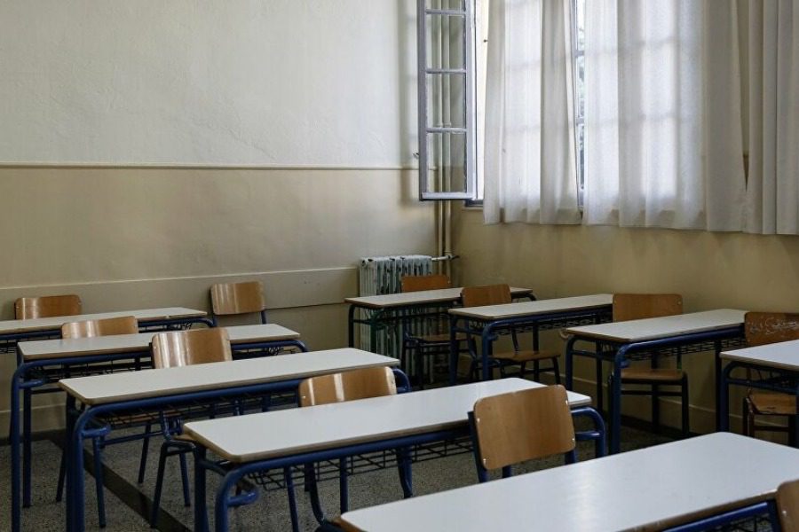 Λέσβος: Οργή για την καθηγήτρια «καρατέκα» σε σχολείο