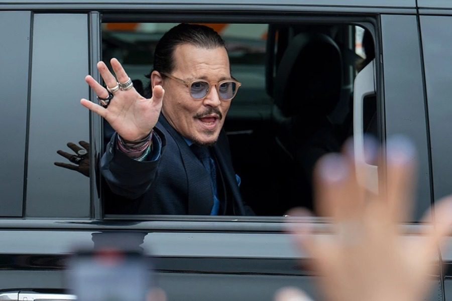 Johnny Depp: Ποια είναι η μυστηριώδης κοκκινομάλλα που τον συνόδευε;