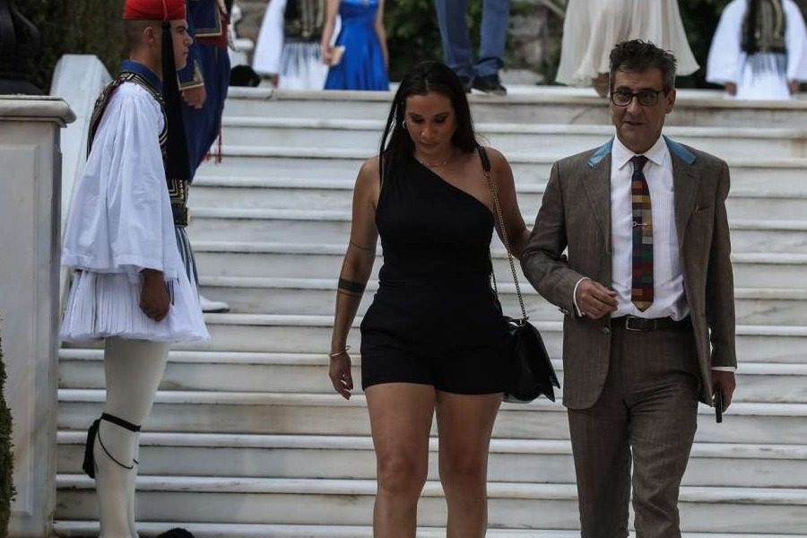 Προεδρικό Μέγαρο: Νέες αντιδράσεις για καλεσμένη στη δεξίωση με καυτό σορτς