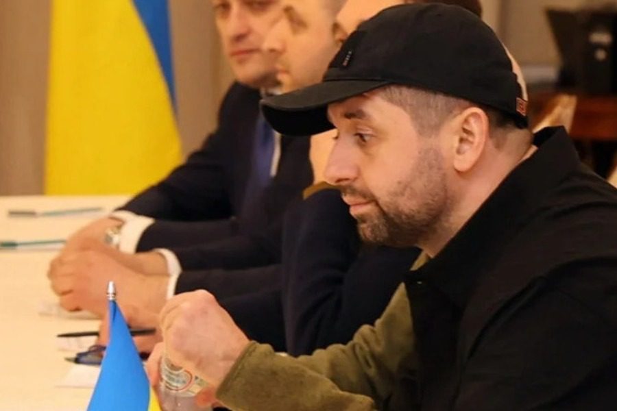 Ποιος είναι ο Ουκρανός με το μαύρο καπέλο που πήρε μέρος στις συνομιλίες με τους Ρώσους;