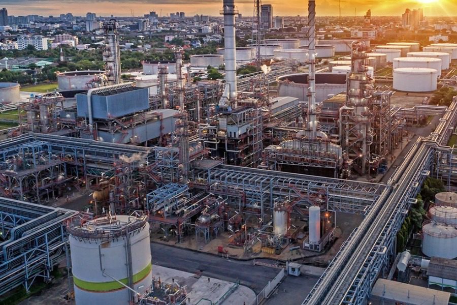Bloomberg: Έκτακτος φόρος 33% στα υπερκέρδη των διυλιστηρίων