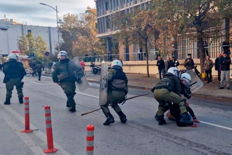 Θεσσαλονίκη: Ρομά επιτέθηκαν με ξύλα και πέτρες έξω από τα δικαστήρια