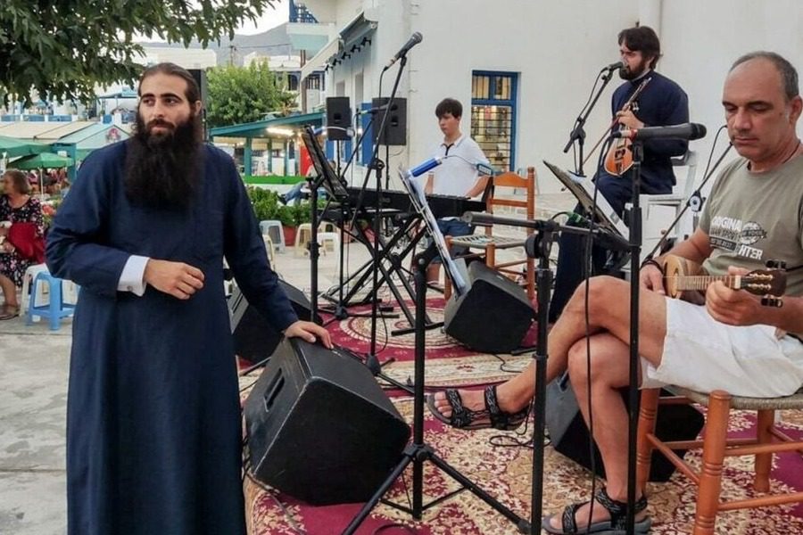 Νάξος: Ιερέας πήρε το μικρόφωνο και ράπαρε το «Διθέσιο» της Πρωτοψάλτη