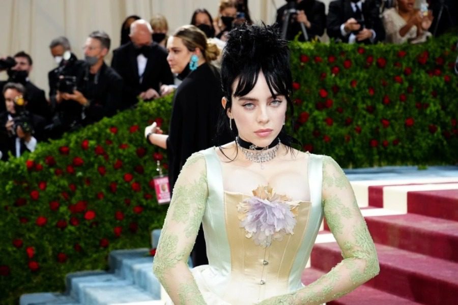 H Billie Eilish μίλησε για το παράξενο νευρολογικό σύνδρομο από το οποίο πάσχει