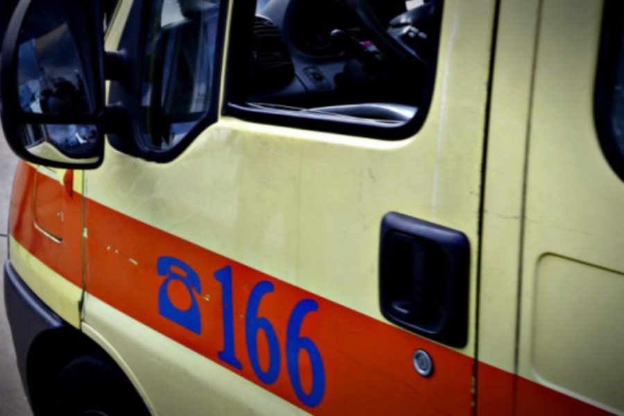 Παραλίγο τραγωδία στο Βόλο: Φορτηγό έσερνε 59χρονη επί 2,5 μέτρα