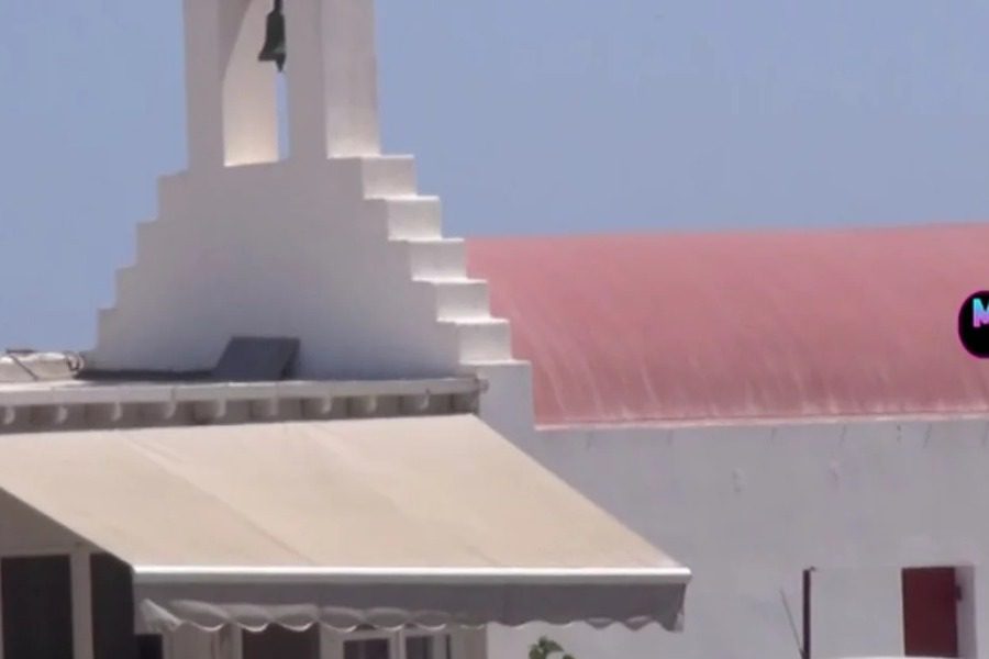 Μύκονος: Εκκλησία έγινε ενοικιαζόμενο στούντιο, με ηλιακό θερμοσίφωνα και τέντα