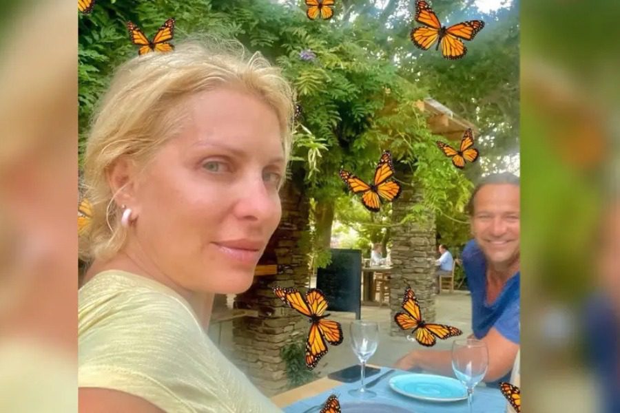 Η Ελένη Μενεγάκη απολαμβάνει τις διακοπές της με Μάκη Παντζόπουλο και... Βίκτορα Ουγκώ