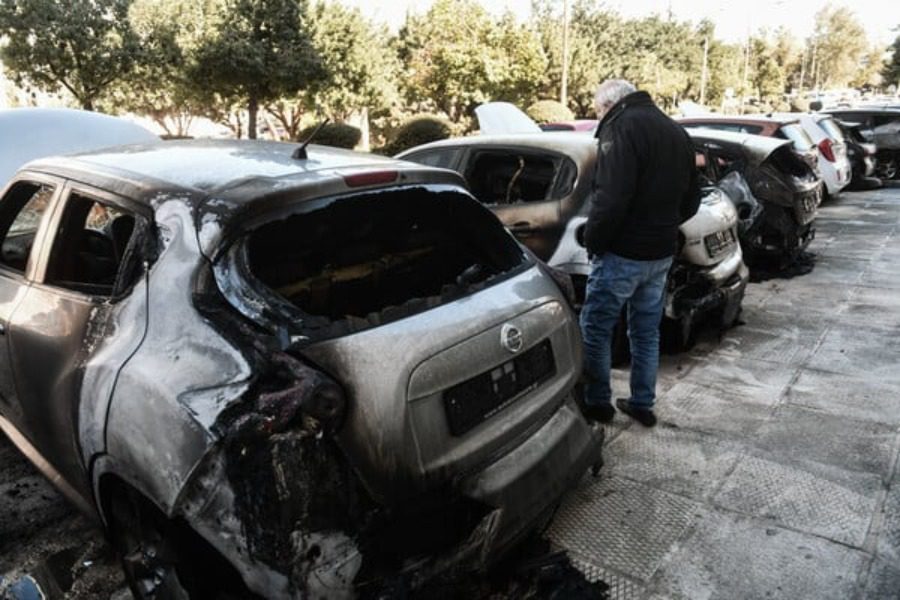 Εμπρηστική επίθεση σε αντιπροσωπεία αυτοκινήτων στην Υμηττού