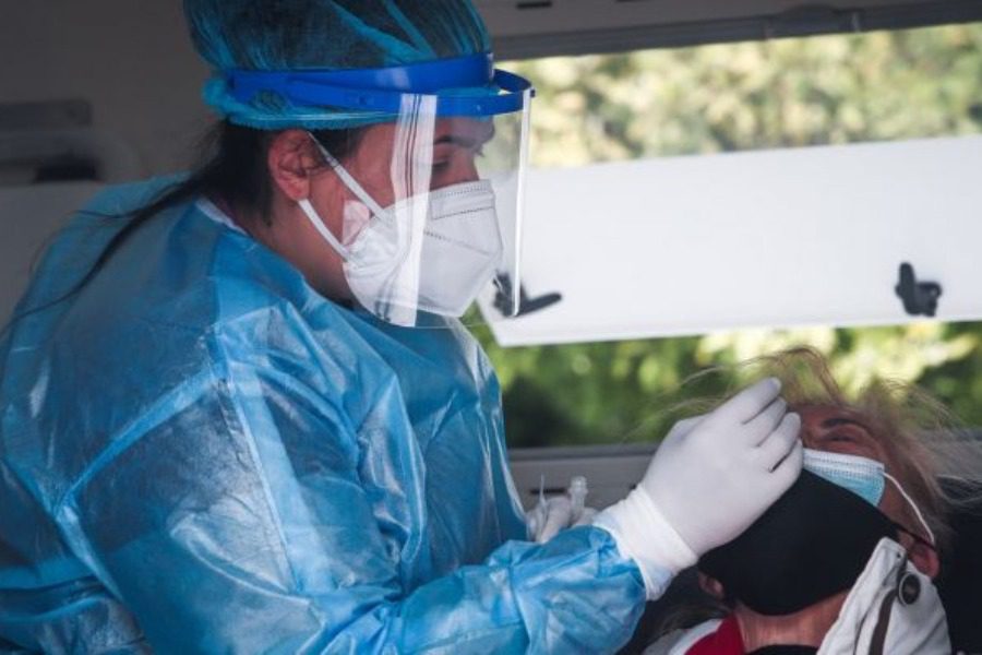 Σχεδόν 5.700 κρούσματα σήμερα ‑ Φόβοι για νέο κύμα πανδημίας