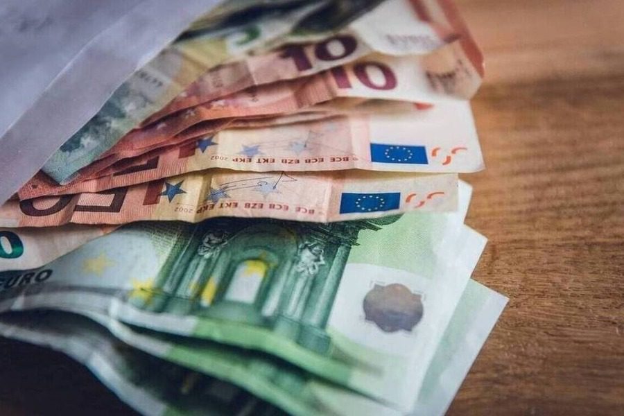 Κατώτατος μισθός: Oι παράγοντες που θα καθορίσουν το ποσοστό της αύξησης