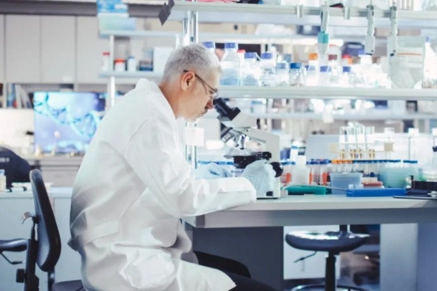 Ιταλός βγήκε ταυτόχρονα θετικός σε κορωνοϊό, ευλογιά των πιθήκων και HIV