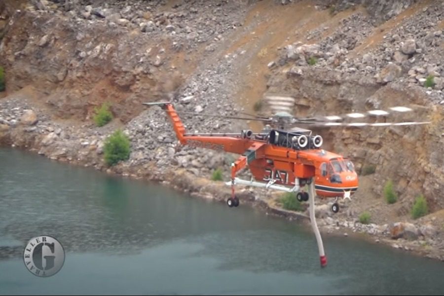 Αναγκαστική προσγείωση για ελικόπτερο Erickson που συμμετείχε στην κατάσβεση της φωτιάς στα Μέγαρα