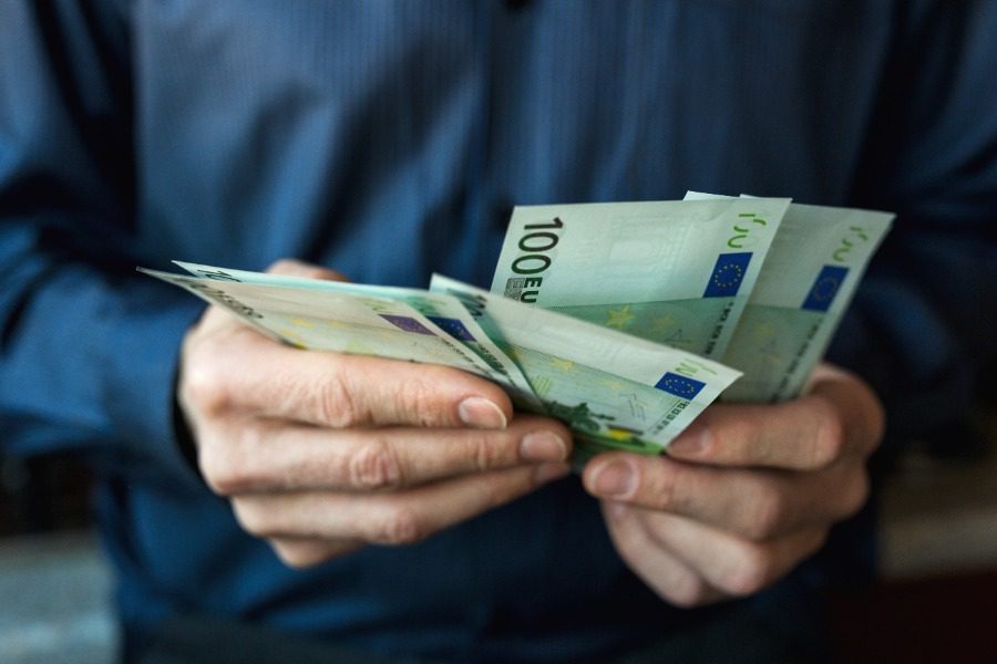 Κατώτατος μισθός: Σενάρια για αύξηση στα 703 ευρώ ‑ Ανακοινώσεις πρωθυπουργού