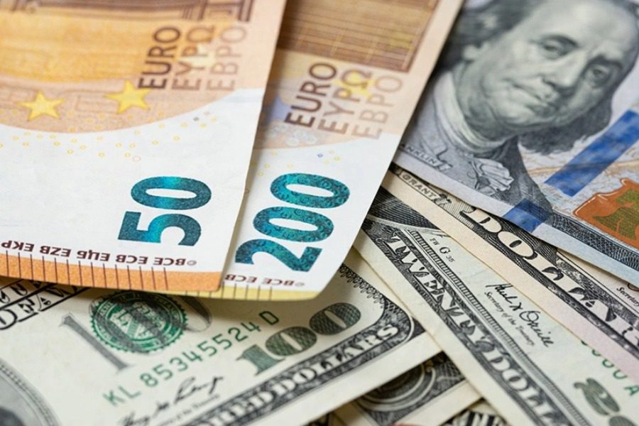 Ιστορικό ρεκορ 20ετίας: Αγγίζουν την απόλυτη ισοτιμία ευρώ και δολάριο