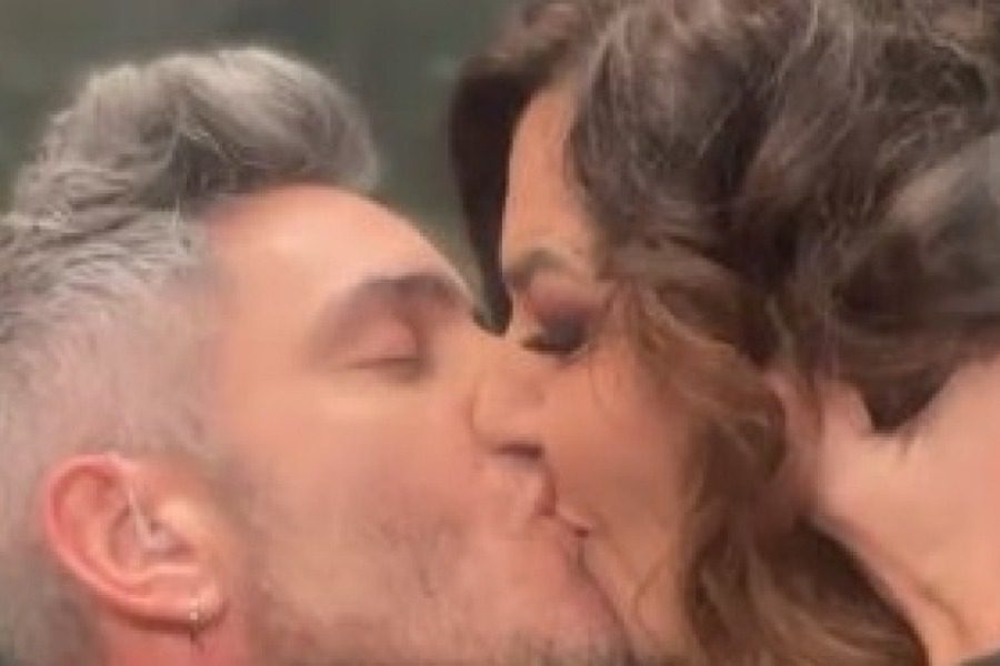 Κατερίνα Ζαρίφη και Θεοχάρης Ιωαννίδης φιλιούνται με πάθος στο στόμα