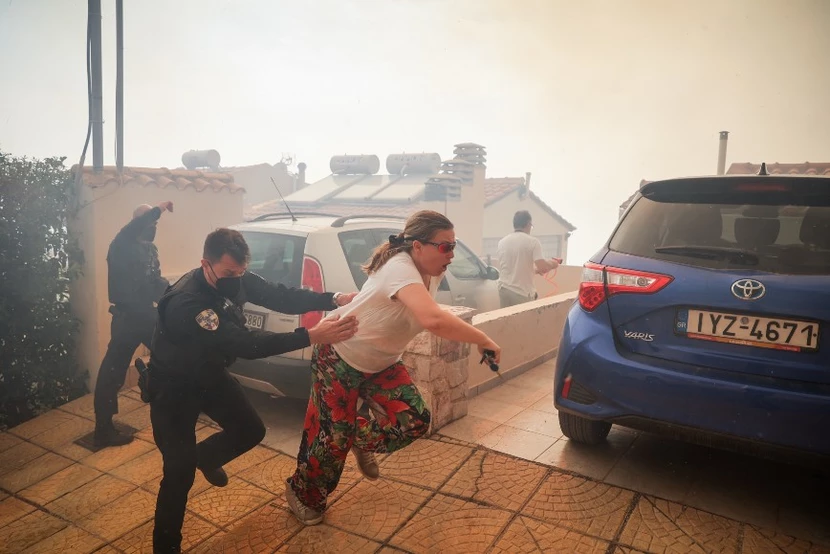 Φωτιά στη Γλυφάδα: Σπίτια έχουν παραδοθεί στις φλόγες 25