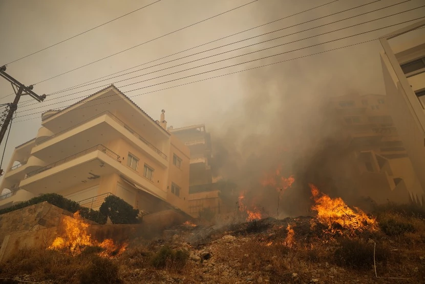 φωτιά στη γλυφάδα: σπίτια έχουν παραδοθεί στις φλόγες 26