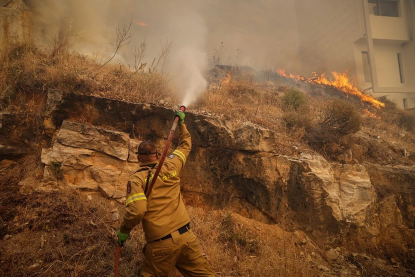 Φωτιά στη Γλυφάδα: Σπίτια έχουν παραδοθεί στις φλόγες 27