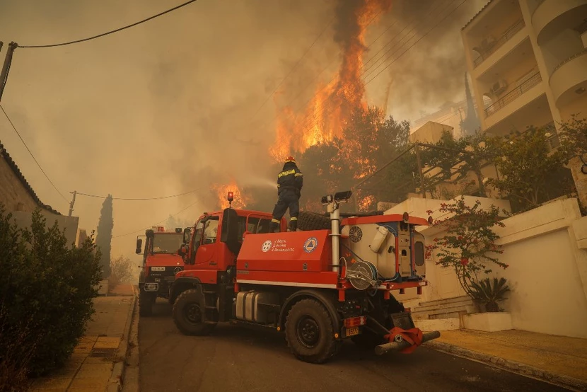 Φωτιά στη Γλυφάδα: Σπίτια έχουν παραδοθεί στις φλόγες 28