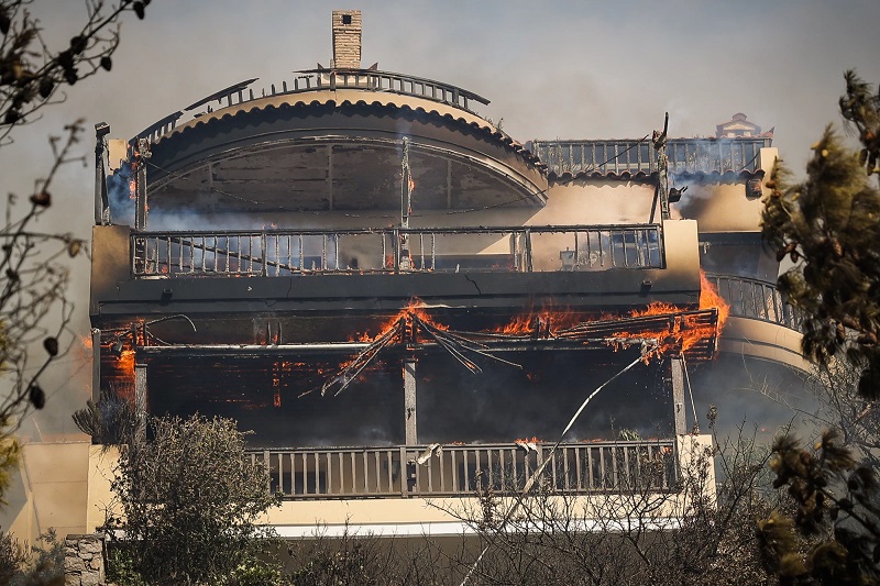 φωτιά στη γλυφάδα: σπίτια έχουν παραδοθεί στις φλόγες 32