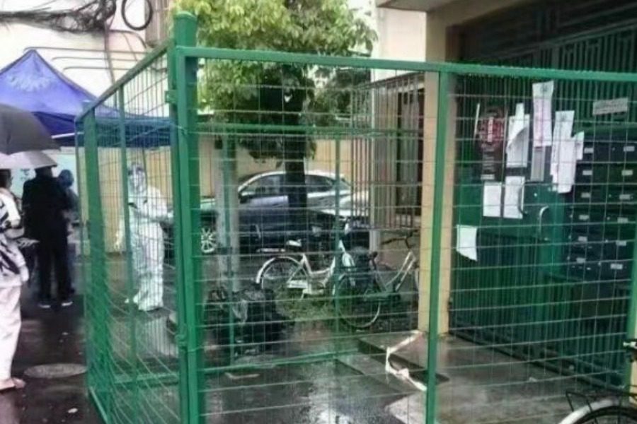 Σαγκάη: Φράχτες έξω από πολυκατοικίες για τον περιορισμό των κρουσμάτων