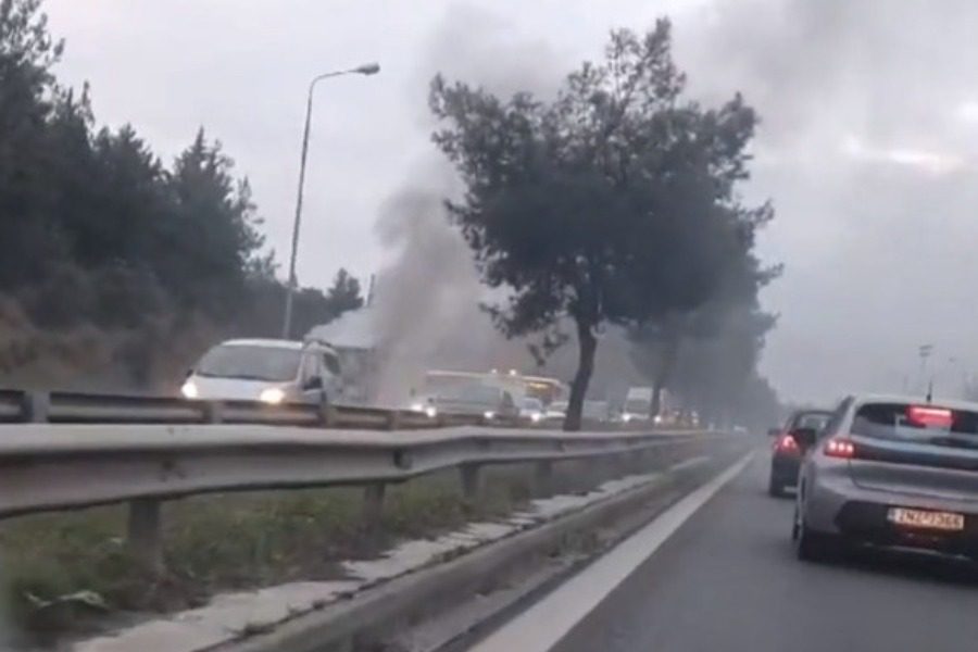 Θεσσαλονίκη: Φωτιά σε σχολικό λεωφορείο